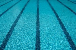 Piscine municipale intérieur vue sur le bassin de natation