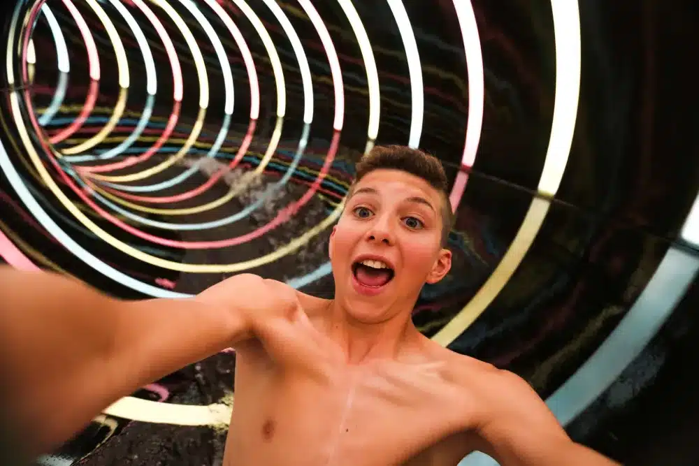 La piscine Aqua°Bulles propose un toboggan lumineux